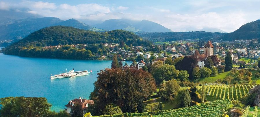 Dampfschiff in der Spiezer Bucht In der Spiezer Bucht legt das Dampfschiff ab und sticht wieder in den Thunersee