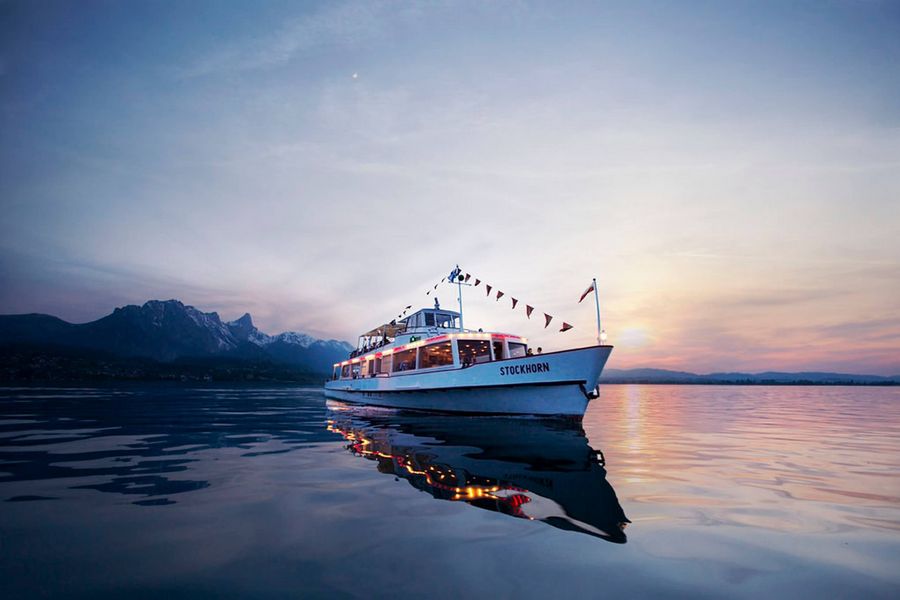 Atemberaubende Abendstimmung während einer Rundfahrt mit dem MS Stockhorn auf dem Thunersee.