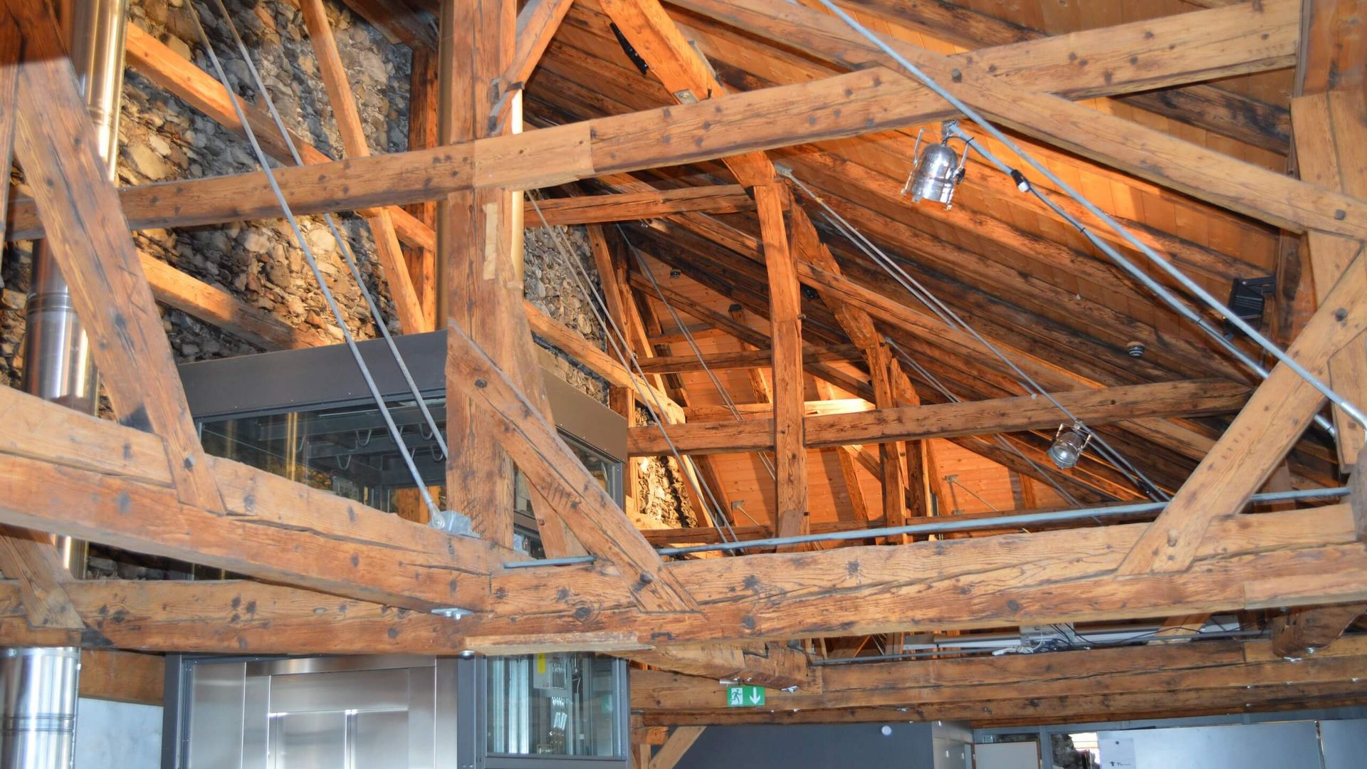 Hölzernes Gebälke im Velschensaal Rathaus Thun