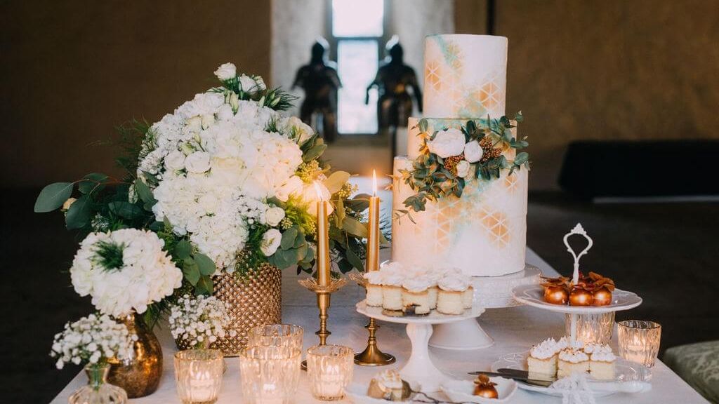 Hochzeitstorte mit Dekoration im Rittersaal Schloss Thun