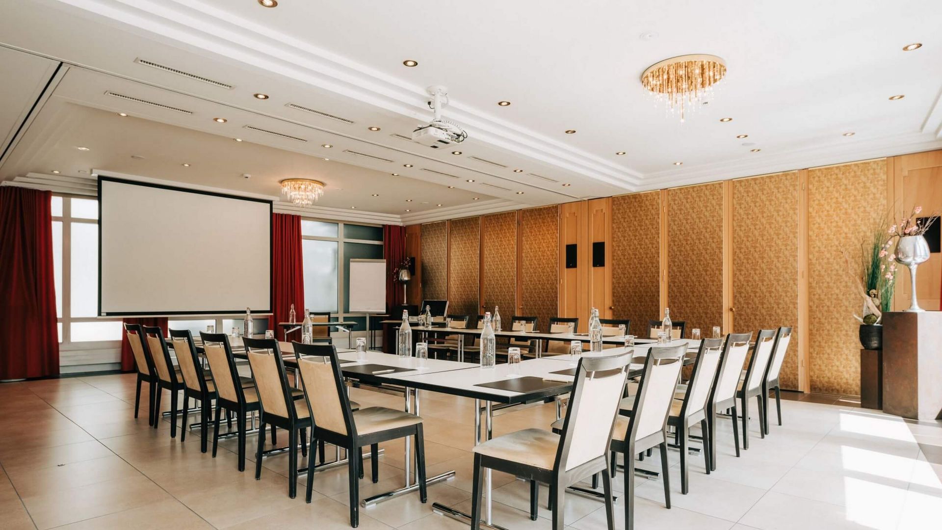 Seminar im Hotel Krone von hinten mit U-förmiger Bestuhlung und Leinwand für Präsentationen