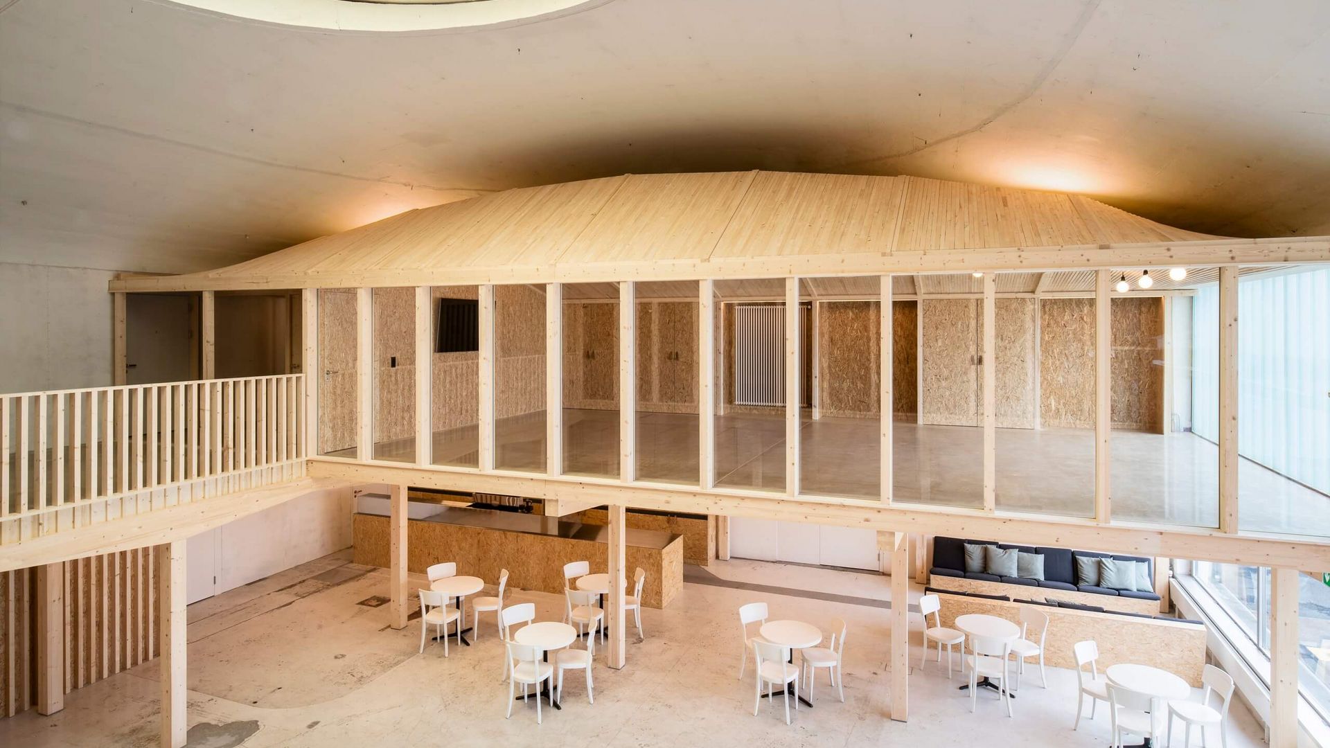 Foyer Westhalle Thun mit dem Seminarraum als Glasbox