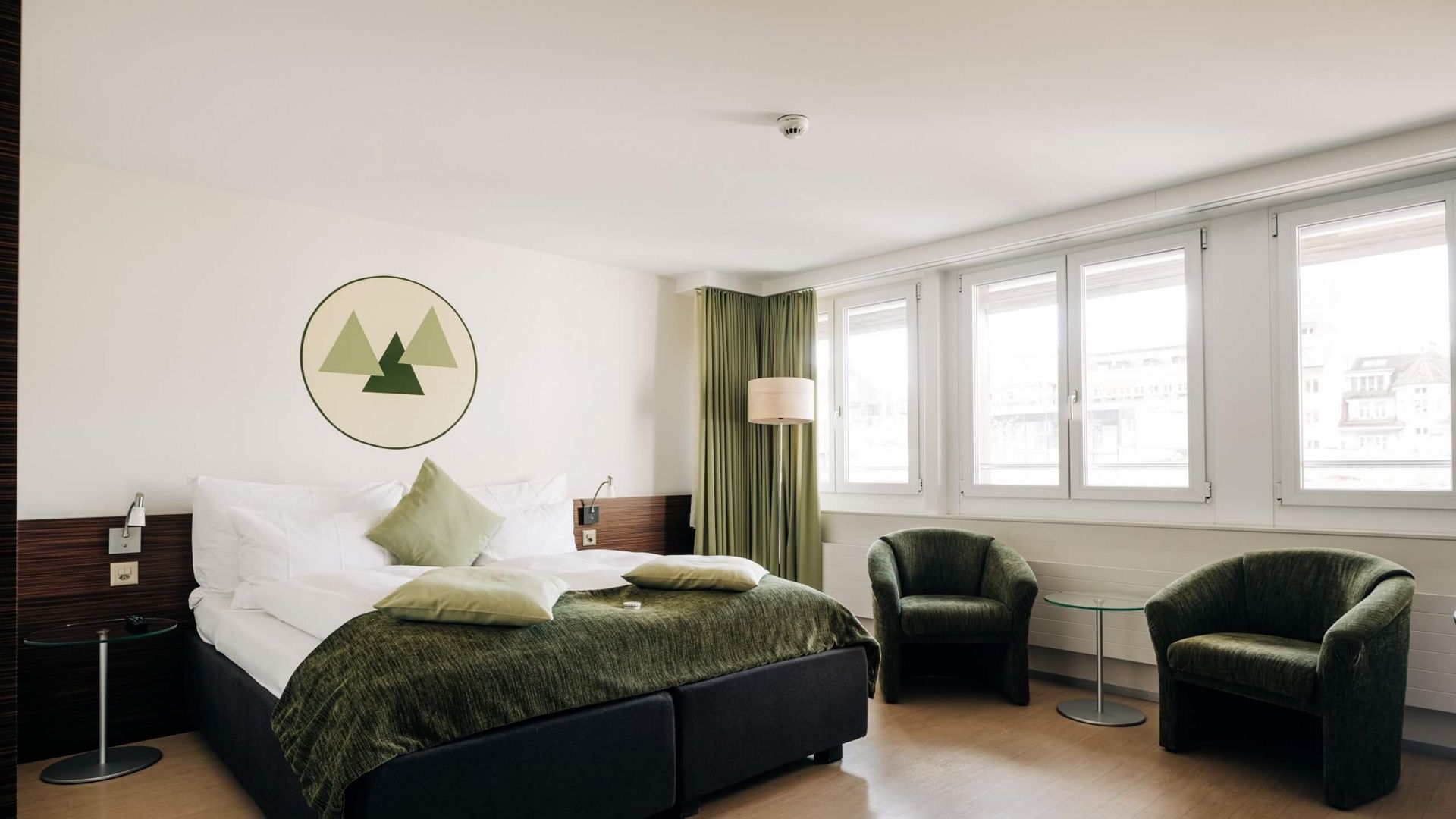 Doppelzimmer im Hotel Krone mit zwei Sesseln unter dem Fenster
