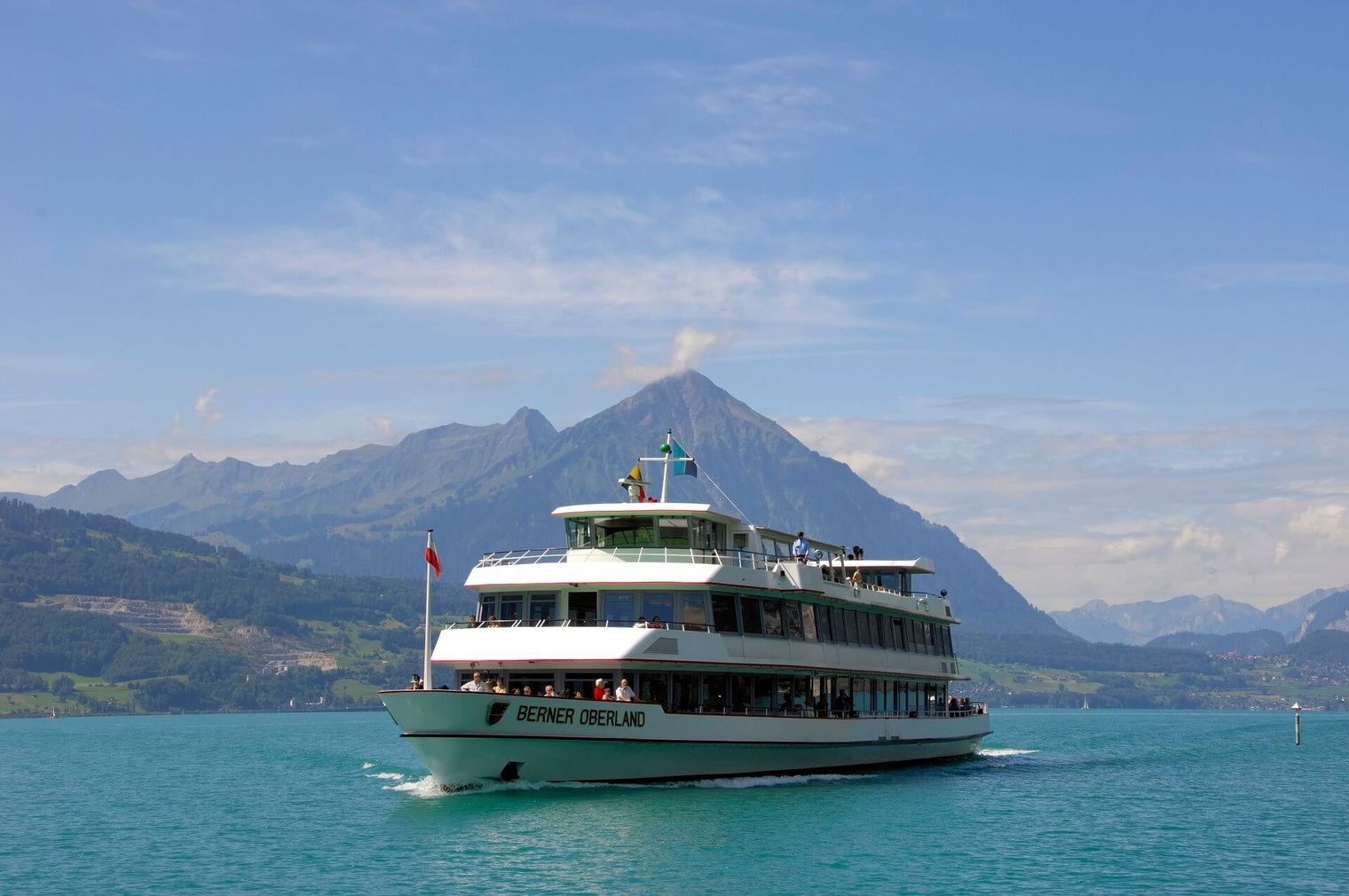 MS Berner Oberland auf dem Thunersee mit Niesen im Hintergrund