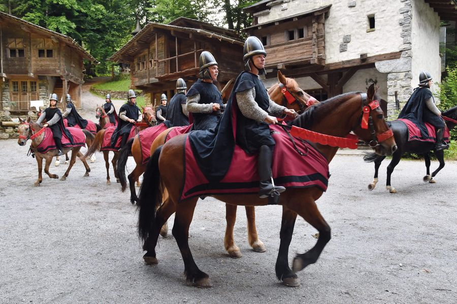 Habsburger Reiter auf seinem Pferd beim Dorfplatz