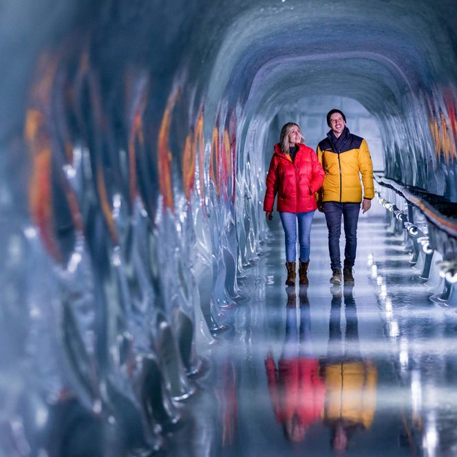 Hellblauer Eispalast auf dem Jungfraujoch - Top of Europe