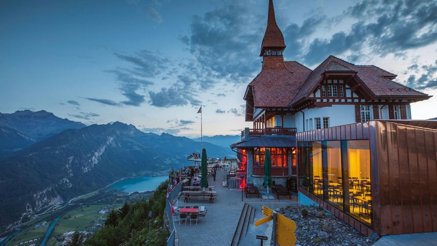 Abendstimmung mit Blicka uf Interlaken und den Thunersee mit Panorama-Restaurant Harder Kulm