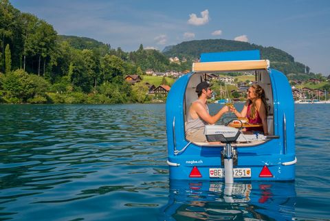 Junges Paar geniesst einen Aperitif während dem herrlichen Ausflug auf dem Thunersee