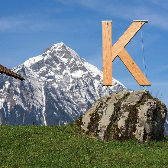 Buchstabe «K» inszeniert auf dem Skulpturenweg in Krattigen