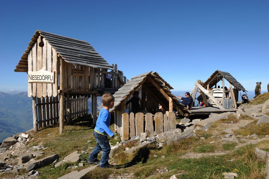 Kinder vergnügen sich auf dem Spielplatz Niesendörfli auf dem Gipfel des Niesens