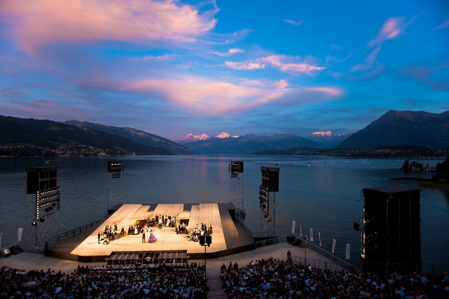 Bühne der Thunerseespiele am Thunersee in der Abendstimmung mit Bergpanorama im Hintergrund