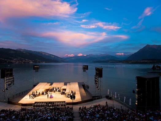 Bühne der Thunerseespiele am Thunersee in der Abendstimmung mit Bergpanorama im Hintergrund