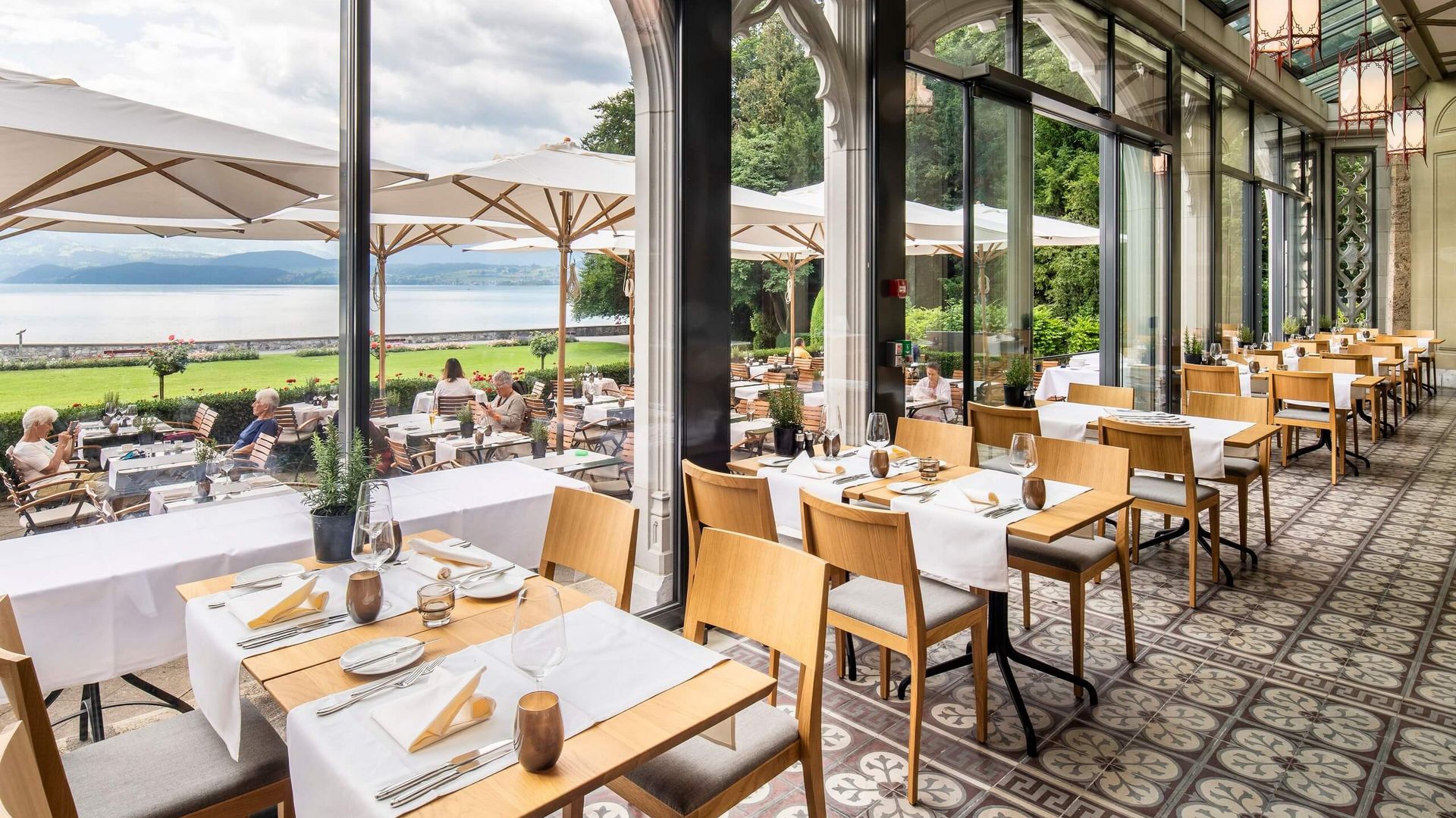 Veranda Schloss Schadau im Sommer