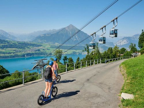 Die Familie geniesst die Aussicht bei einer Trotti-Bike Fahrt am Niederhorn
