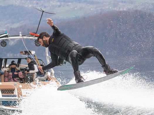 Wakeboarder unterwegs mit Honu Wassersportcenter auf dem Thunersee