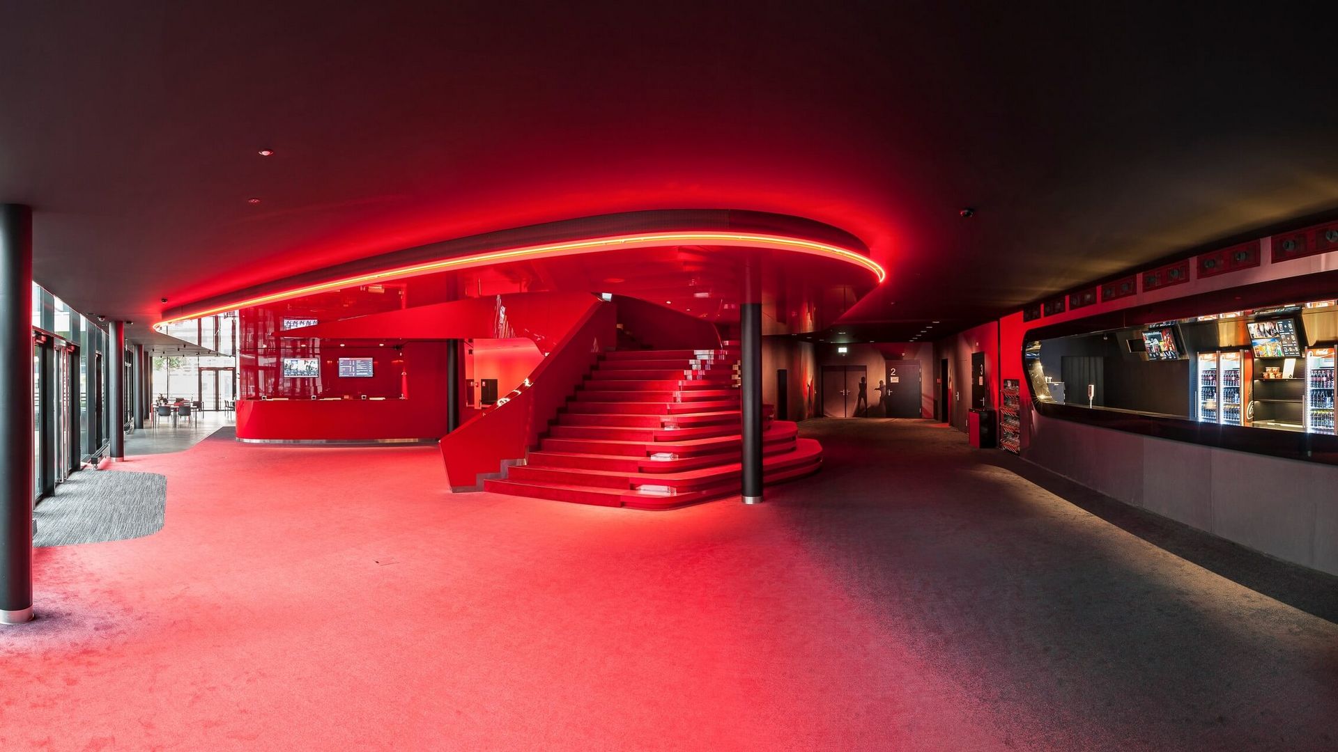 Eingang mit rotem Teppich im Kino Rex in Thun