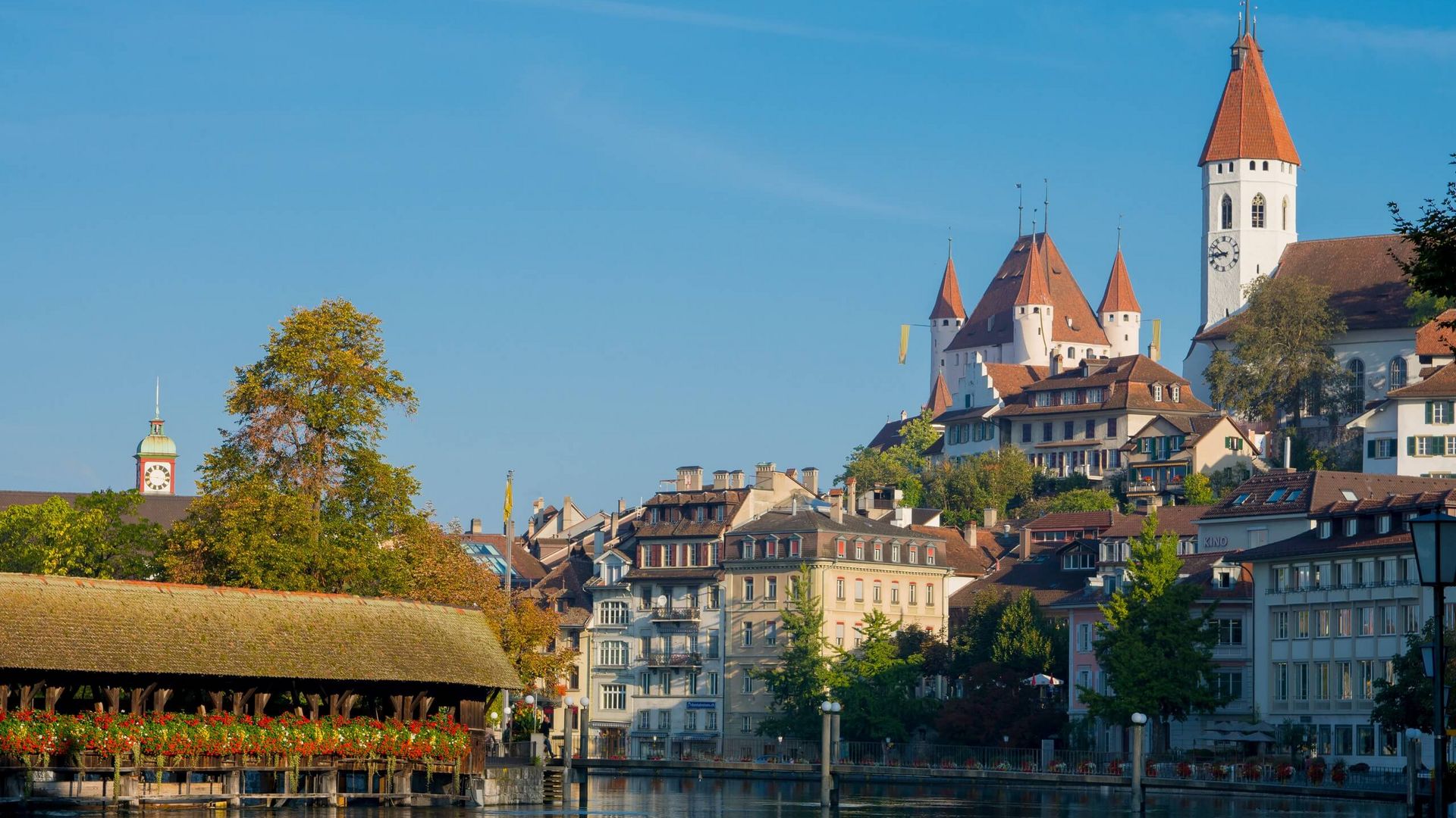 Der Ausblick auf die untere Schleuse, das Schloss Thun und die Kirche ist eindrücklich.