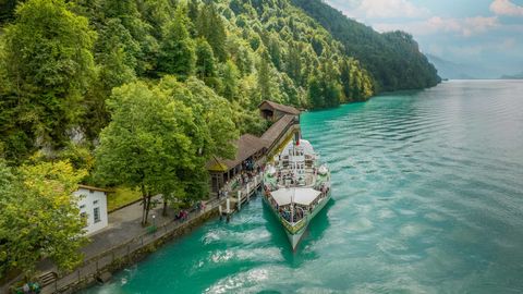 Das Dampfschiff Lötschberg unterwegs auf dem türkisfarbenen Brienzersee