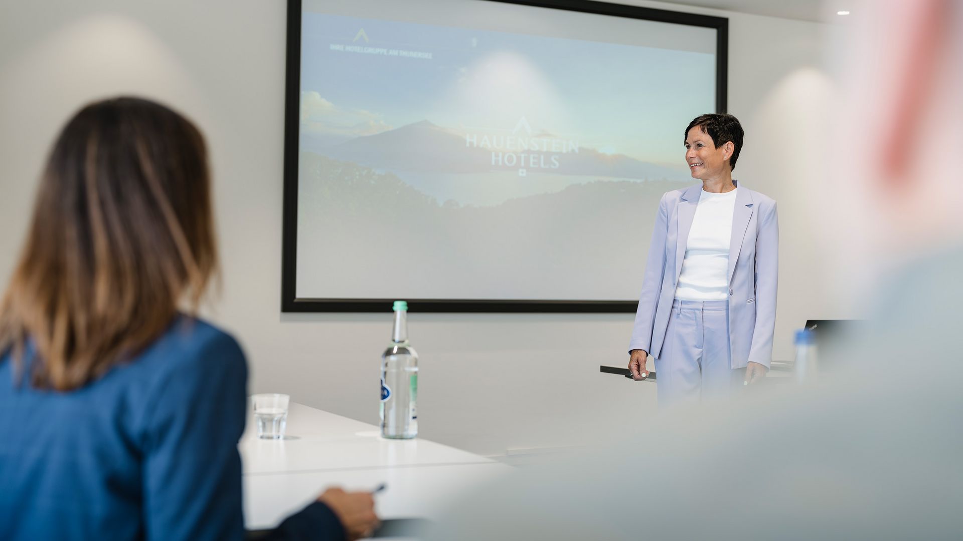 Teilnehmende Seminarbesucher lauschen den Worten einer Rednerin.