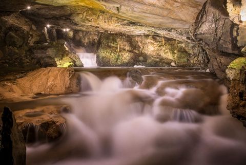 Beleuchteter Wasserfall in den St. Beatus-Höhlen bei Beatenberg