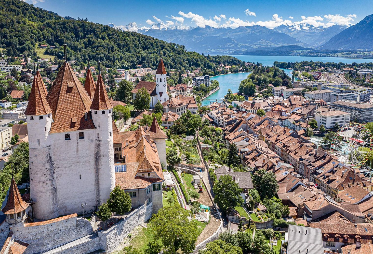 Stadt Thun mit Schloss, Thunersee und Alpen