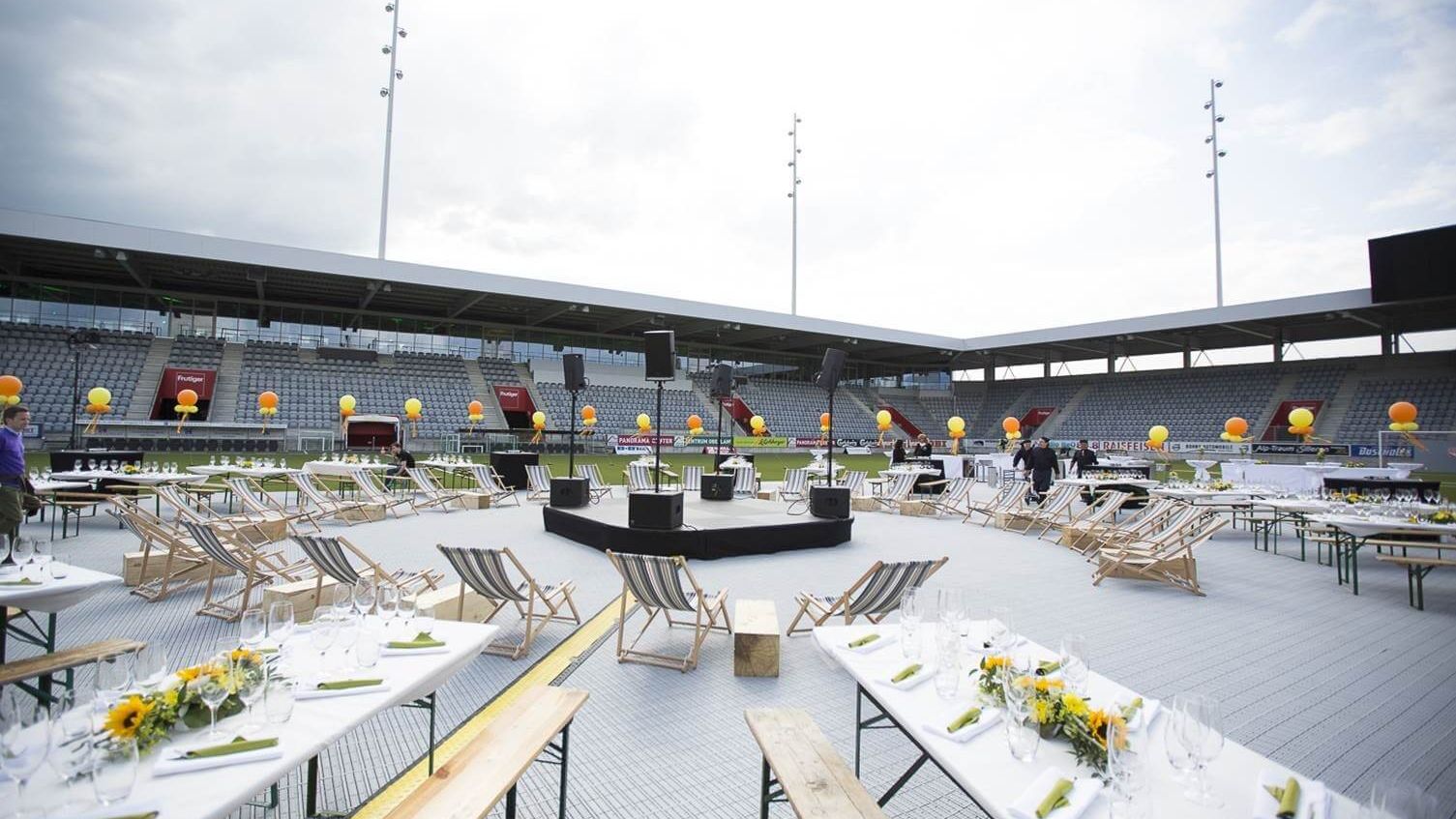 Anlass im Mittelkreis der Stockhorn Arena in Thun