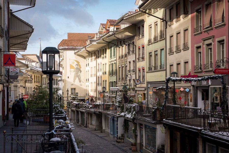 Thun im Winter – die malerische Altstadt mit bunten, schmalen Häuser lädt zum Flanieren ein