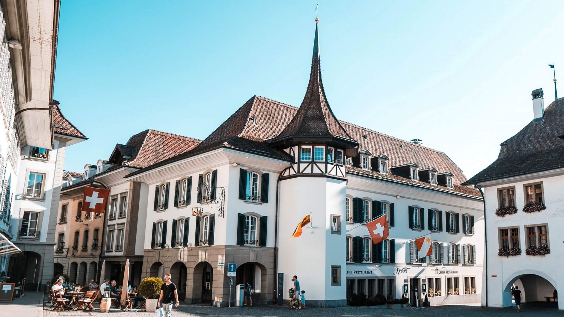 Aussenansicht des Hotels Krone bei schönem Wetter vom Rathausplatz aus gesehen