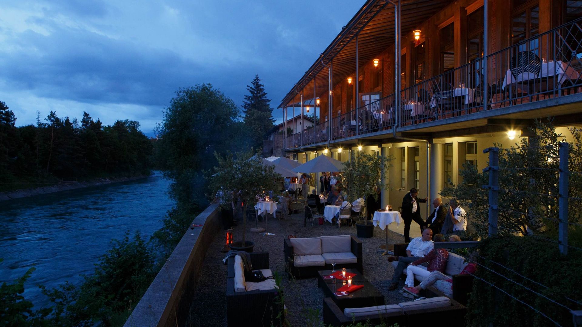 Terrasse Restaurant Zündkapselfabrik in Thun in der Abendstimmung