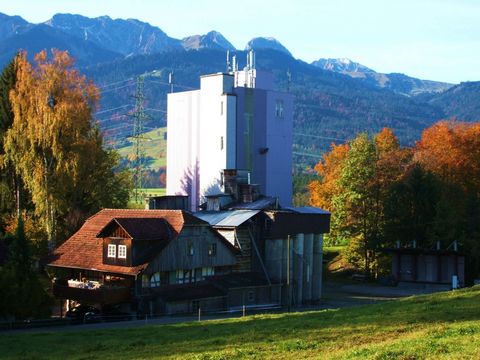 Das Gebäude der Schaumühle liegt idyllisch in der Natur umgeben von Bäumen und Wiesen