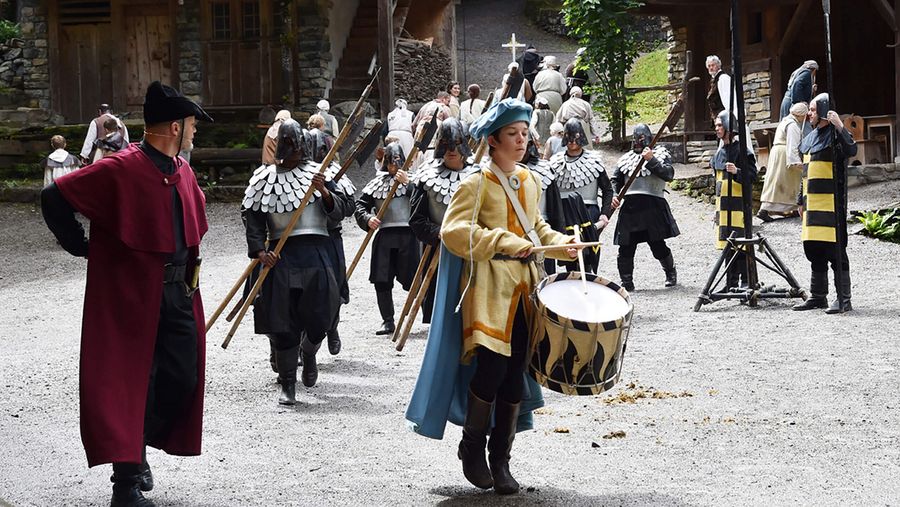 Tambour mit Gesslers Soldaten auf dem Dorfplatz