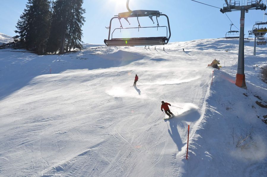 Sessellift mit Wintersportler auf Piste im Winter am Wiriehorn