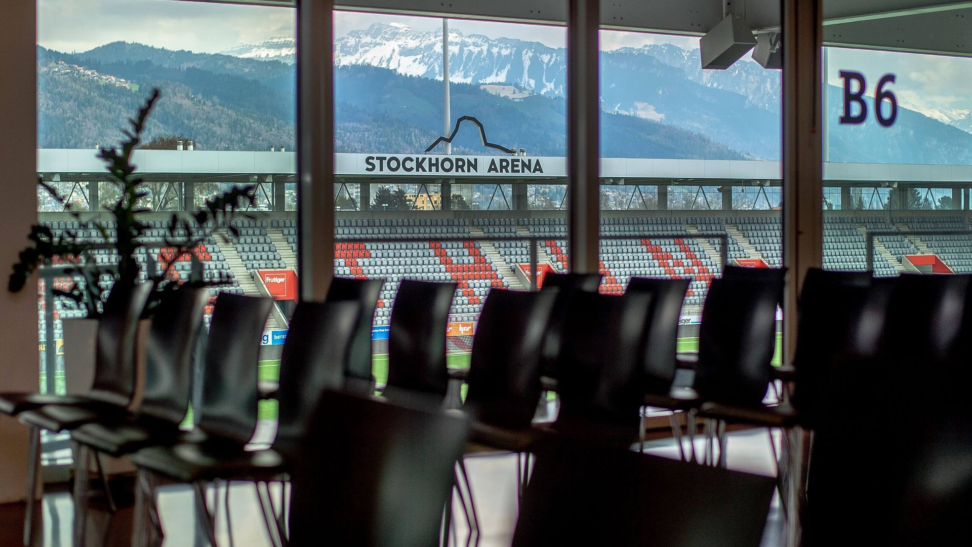 Lounge in der Stockhorn Arena mit Bergblick in Thun