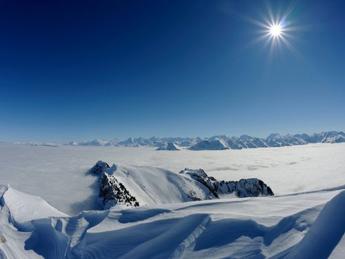 Stockhorn Gipfel mit Blick auf die Berge und das weisse Nebelmeer