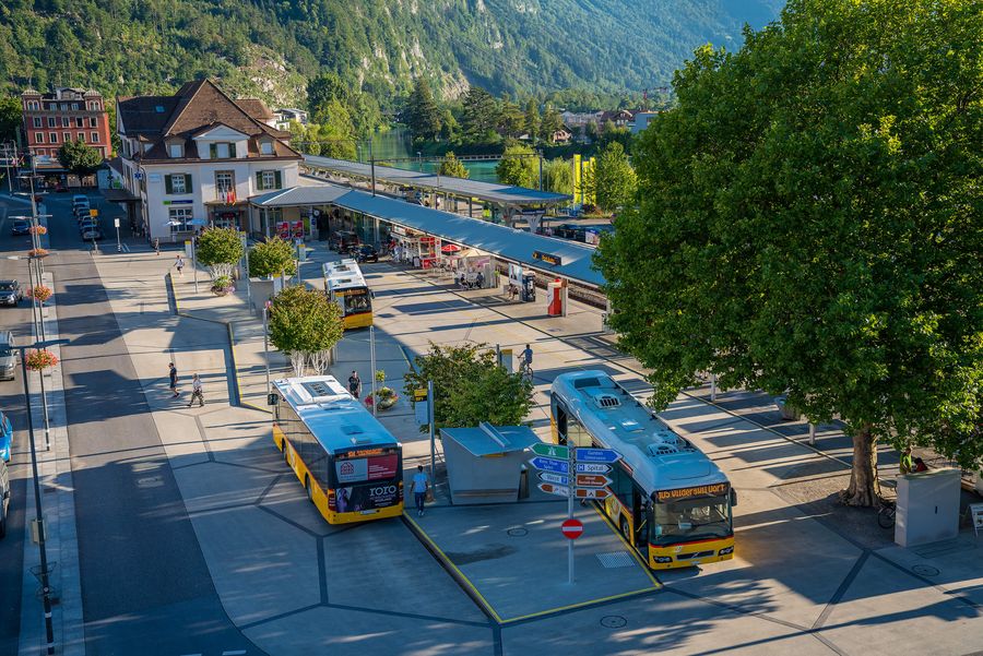 Bahnhof Interlaken West mit Postautos