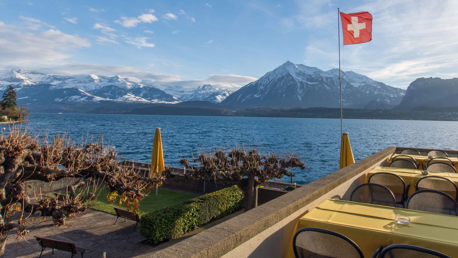 Terrasse vom Bellevue au Lac mit Blickauf den Thunersee und Niesen
