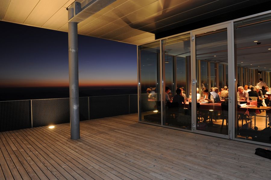 Abendstimmung auf der Terrasse des Berghauses Niesen Kulm