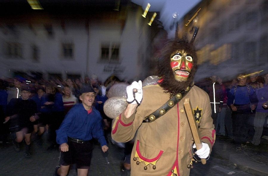 Der Fuhlehung wird von Kindern durch die Strassen von Thun gejagt