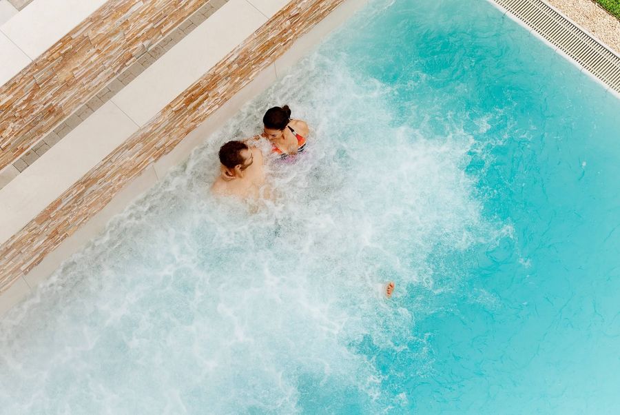 Paar im Hallenbad des Hotels Eden in Spiez