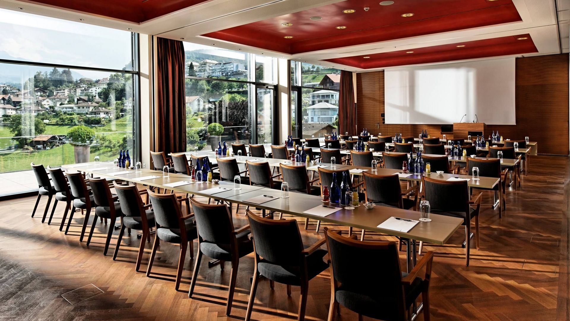 Seminarräumlichkeiten mit Panorama Aussicht im Hotel Eden Spiez