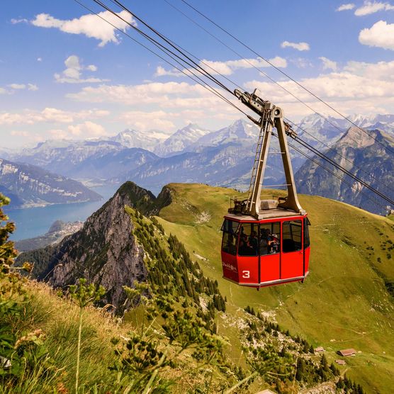 Gondel der Stockhornbahn, hoch über dem Thunersee