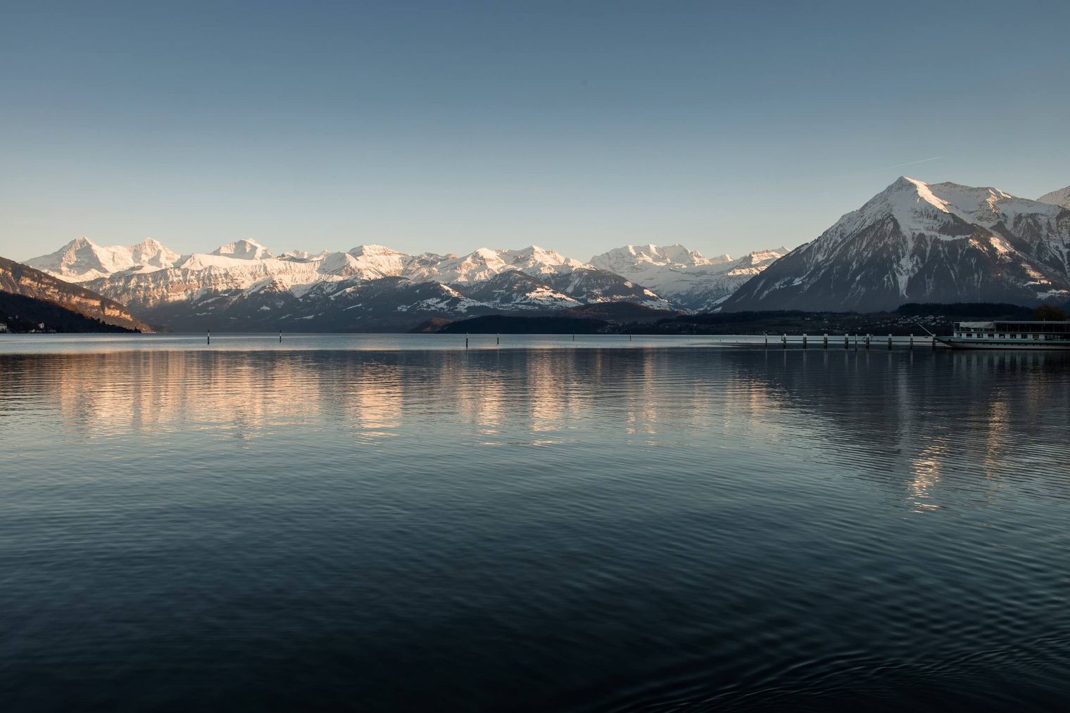 Aussicht Thunersee vom Schadau Park und Schloss Schadau im Winter