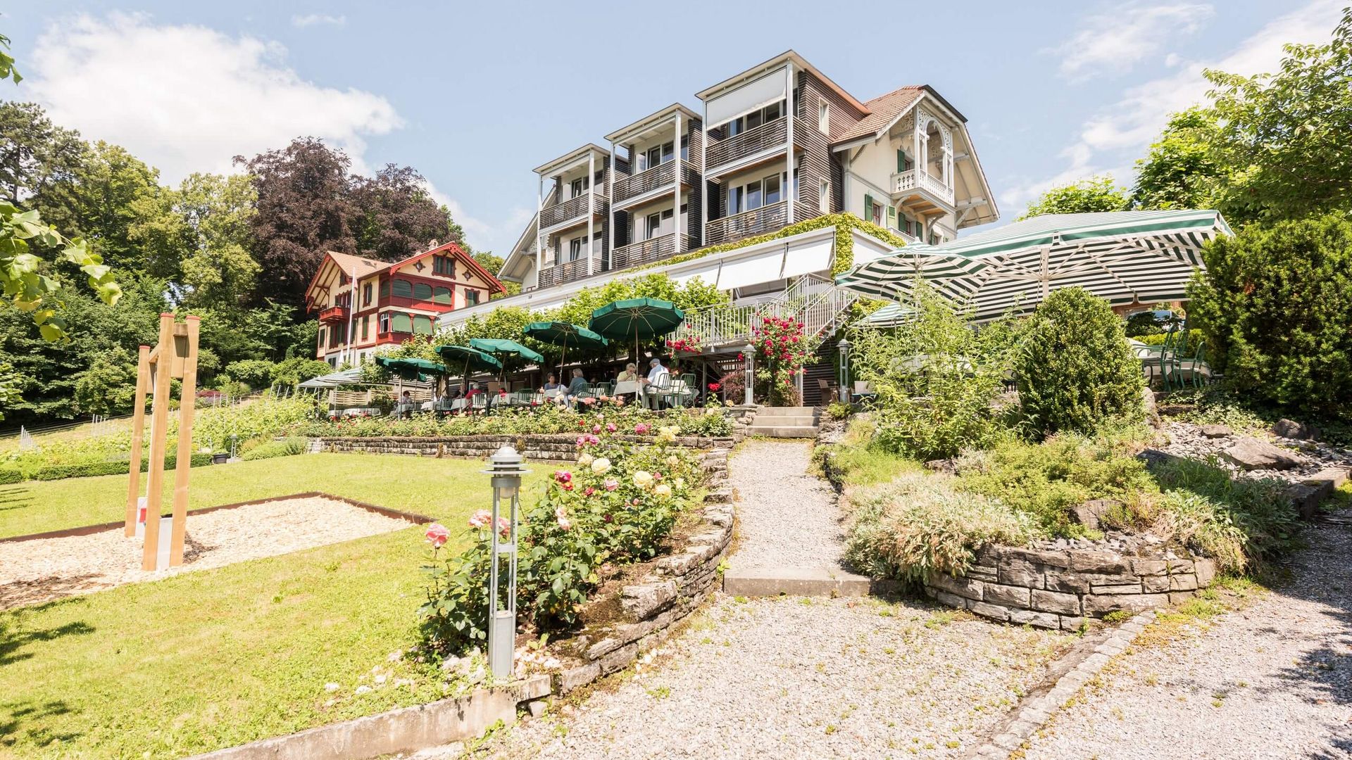 Aussenansicht vom Hotel Schönbühl in Hilterfingen im Sommer