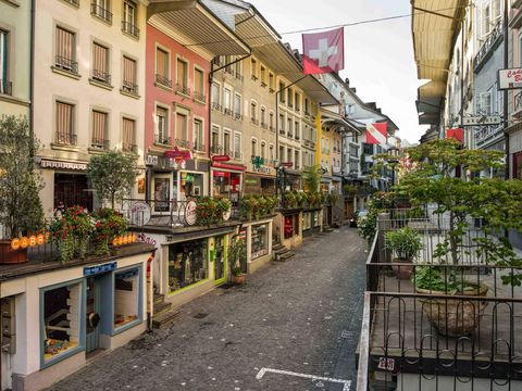 Die Obere Hauptgasse in der Thuner Altstadt mit ihren charmanten, kleinen Geschäften und Lokalen lädt zum Flanieren und Verweilen ein