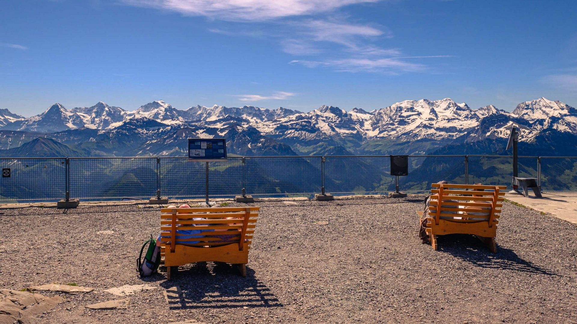 Aussicht von den Ruhebänken auf dem Niesen