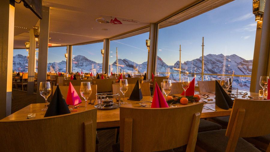 Aussicht auf das Panorama im 360-Grad Restaurant auf dem Schilthorn