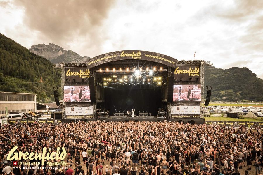 Bühne und Zuschauer am Greenfield Festival in Interlaken