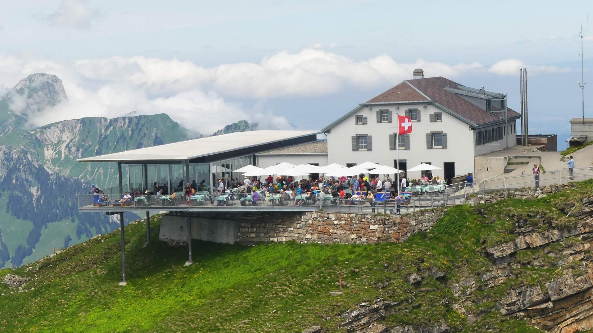Aussenansicht vom Berghaus auf dem Niesen im Sommer