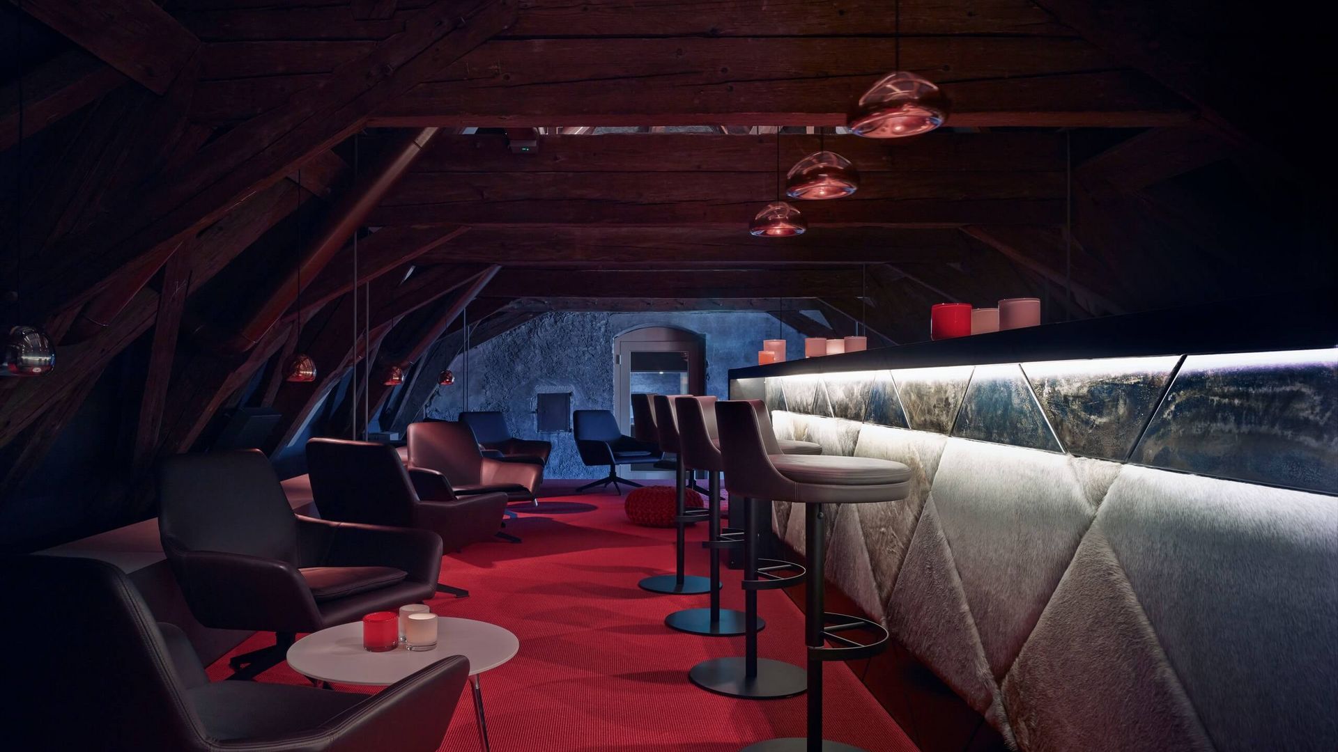 Smoker Lounge im Schlossberg Thun mit Zigarren und Schweizer Whiskys