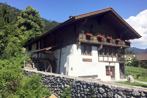 Das Wilderswiler Dorfmuseum mit dem Mühlerad aus Holz beim Saxetbach